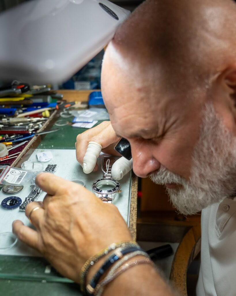 .

Ogni orologio custodisce una st…